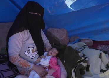 Bebé nace minutos antes del terremoto en Marruecos; espera por ayuda en una carpa con su familia