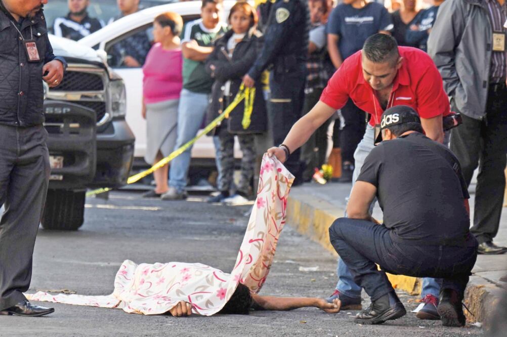 Los cuerpos de tres hombres con signos de tortura fueron tirados en calles del Barrio Guadalupe, en Iztapalapa (ARMANDO MARTÍNEZ. EL UNIVERSAL)