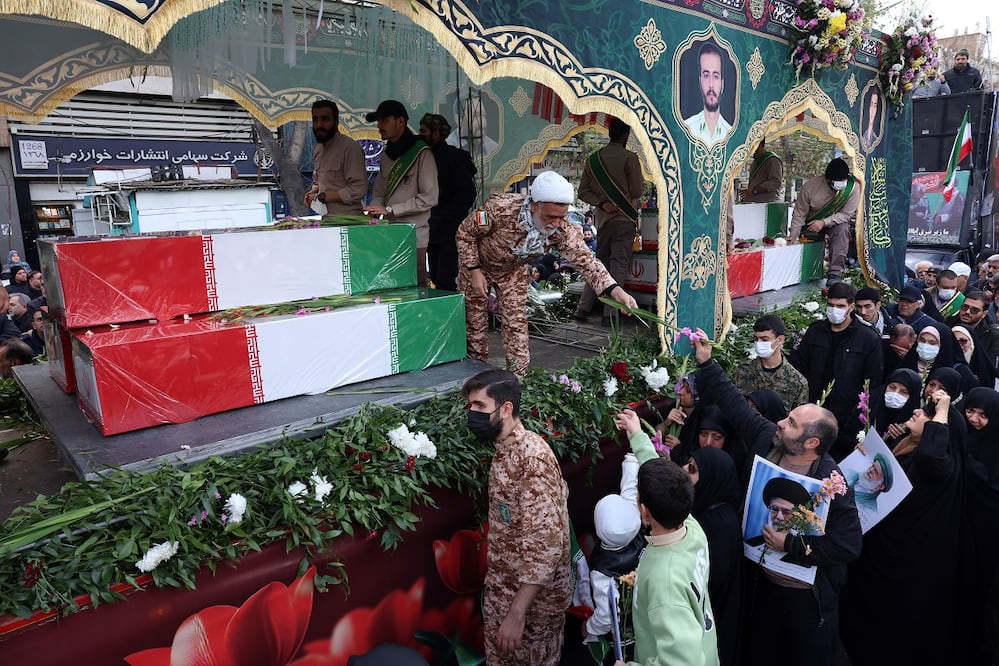 Dolientes participan en el funeral masivo para agentes de seguridad muertos durante las protestas antigubernamentales, en Teherán. FOTO: EFE