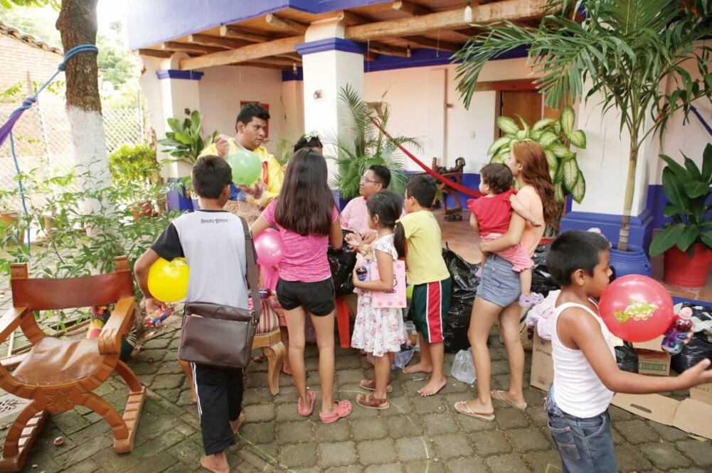 Felipe López, sicoterapeuta Gestalt, realizó actividades con niños de Juchitán durante el fin de semana con el objetivo de ayudarlos a superar el estrés causado por los sismos de septiembre y la situación en la que viven. (MARIO ARTURO MARTÍNEZ. EL UNI)