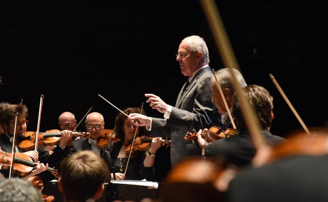 Zubin Mehta dio el lunes un concierto en el Gran Teatro Nacional de Lima. Kuczynski (en la imagen) es un economista de 77 años que también estudió música y toca la flauta transversal. FOTO: EFE.