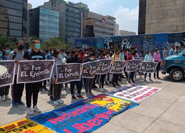 Caso Ayotzinapa: Familiares y normalistas realizan jornada en el Monumento a la Revolución