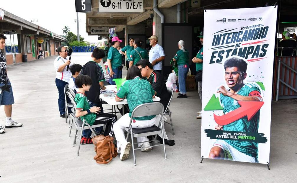Las playeras de la selección nacional, en todas sus versiones, cortes y tonalidades, colgaban de los puestos improvisados.
Foto: Leobardo Pérez Marín