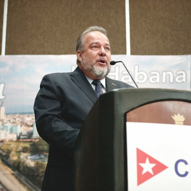 Manuel Marrero Cruz, ministro cubano de Turismo, explica que esa industria en su país ha tenido que desarrollarse bajo las leyes del bloqueo económico de Estados Unidos, por lo que el gobierno de la isla debe importar diversos insumos.(ALEJANDRA LEYVA. E)
