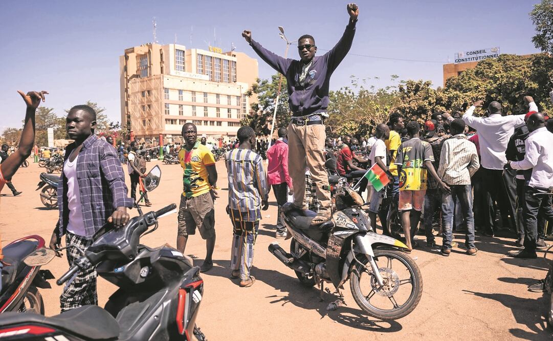 Manifestantes de Burkina Faso, a favor del golpe de Estado. Foto: OLYMPIA DE MAISMONT/ AFP