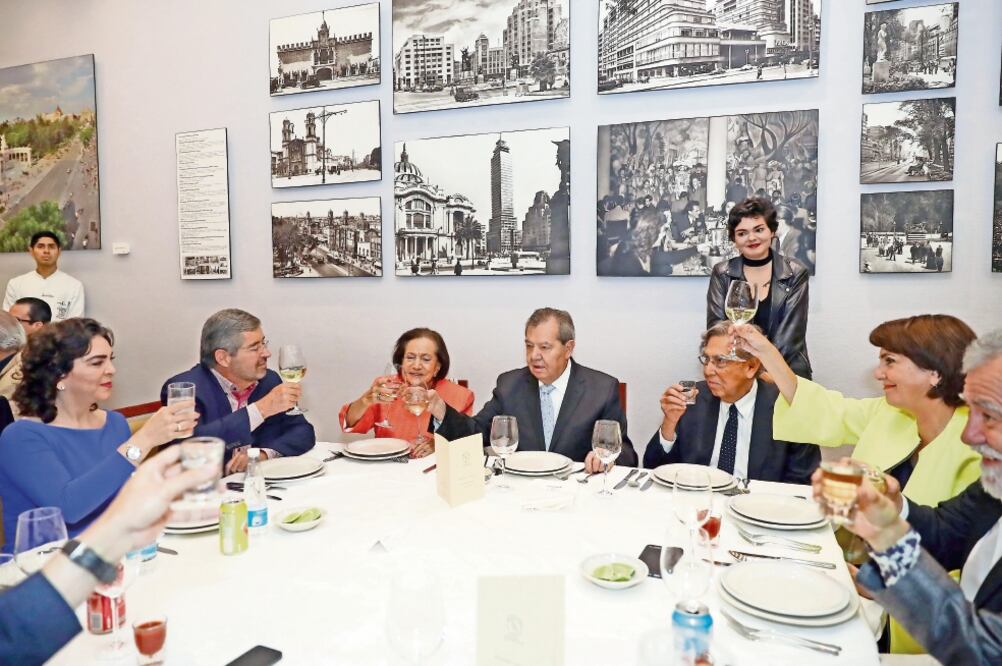 Ivonne Ortega, Juan Ramón de la Fuente, Ifigenia Martínez, Cuauhtémoc Cárdenas y Patricia Mercado, entre otros, acompañaron al ex embajador Muñoz Ledo (al centro) en la celebración de sus 84 años de vida. FOTO: LUCIA GODINEZ. EL UNIVERSAL