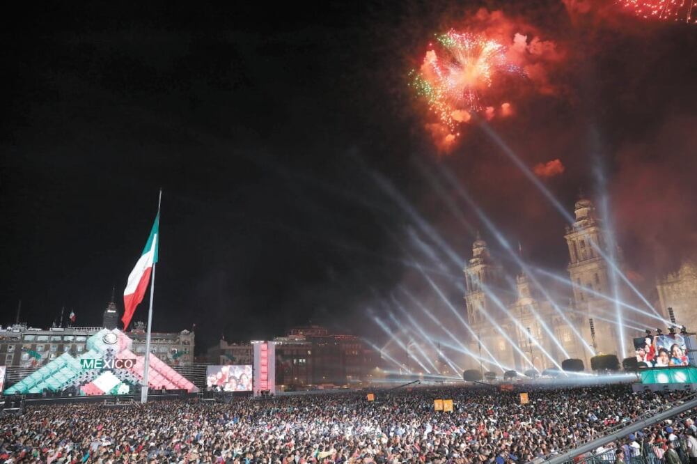 En la plancha del Zócalo habrá una especie de fiesta regional. Este año se quitarán los arcos detectores de armas y habrá una seguridad relajada a cargo de la policía de la Ciudad de México. Foto: ARCHIVO EL UNIVERSAL