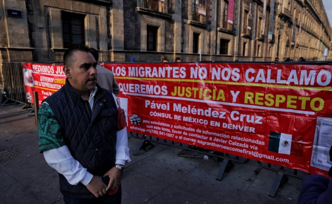 Un grupo de migrantes de la organización Los Héroes Migrantes son Primero se manifestó al exterior de Palacio Nacional este lunes 30 de marzo de 2026. Foto: Fernanda Rojas/ EL UNIVERSAL