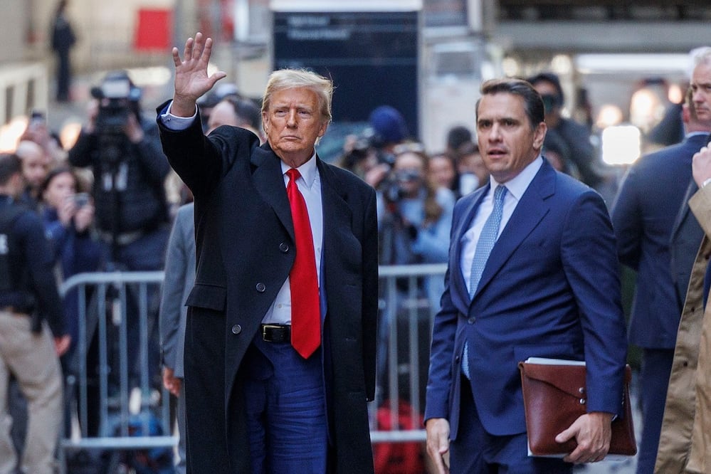 El expresidente estadounidense Donald Trump saluda a los espectadores mientras sale del número 40 de Wall Street tras una rueda de prensa sobre su caso en el tribunal penal de Nueva York, Nueva York, Estados Unidos. FOTO: EFE