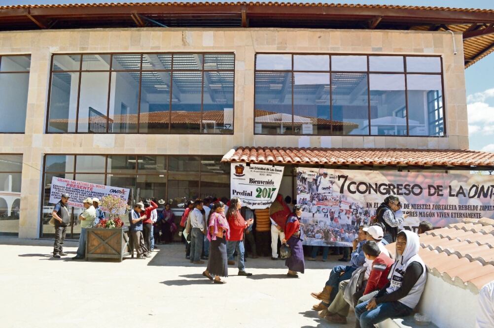 Los miembros de Empresarios Chiapas Organizados se encontraban en plantón en la explanada de la Torre Chiapas desde el 23 de enero, reclamaban al gobierno estatal el pago de adeudos (JOSÉ CAMAS. EL UNIVERSAL)