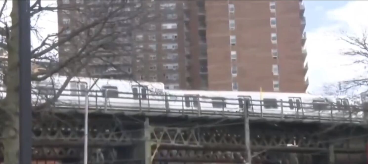 El descarrilamiento del tren del Metro en Nueva York ocurrió media hora después del mediodía. Foto: tomada de video