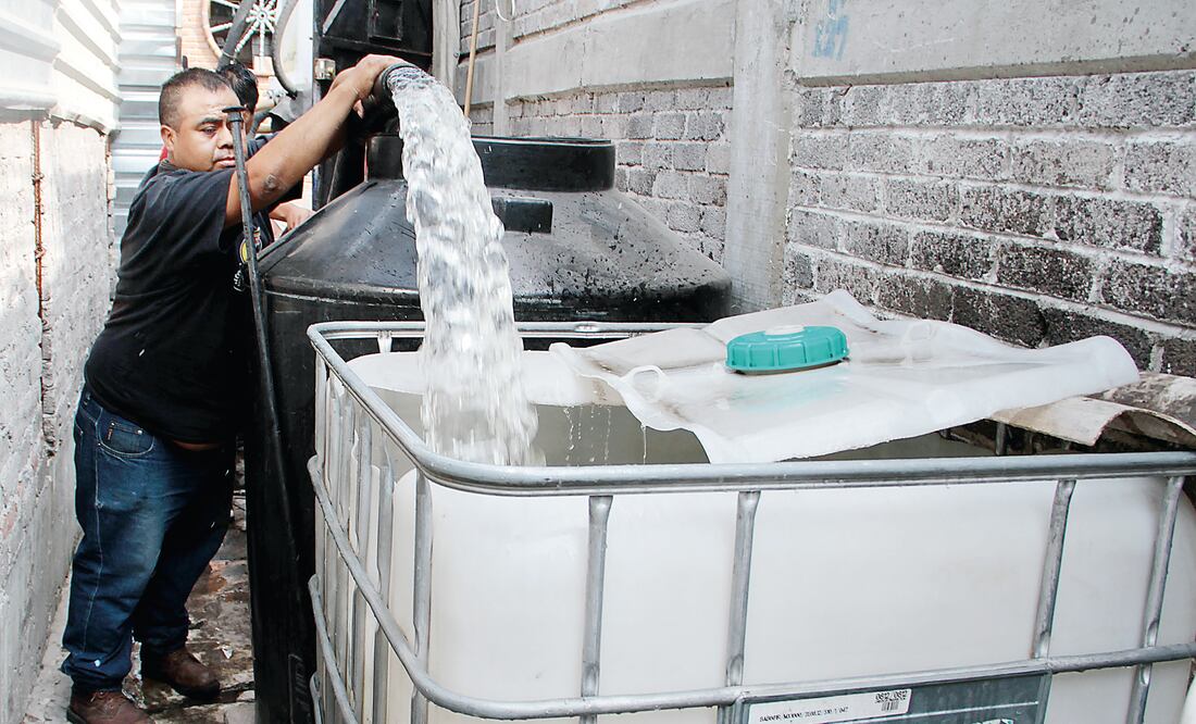 La titular de la demarcación, Dione Anguiano, invita a la población que ha sido víctima de cobros por parte de las pipas que suministran agua a que acudan a la delegación a levantar un reporte (JUAN BOITES. EL UNIVERSAL)