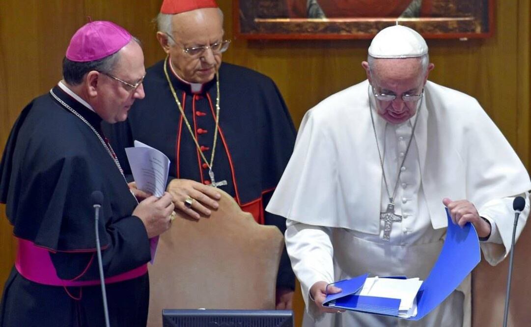 El papa Francisco conversa con el cardenal Lorenzo Baldisseri y el obispo Fabio Fabene durante una sesión de la Asamblea General Ordinaria del Sínodo de los Obispos sobre la Familia en el Vaticano. Foto: EFE