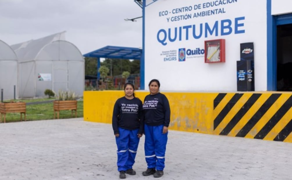 Elbia Pisuña, presidenta de la Red Nacional de Recicladores del Ecuador (Renarec), y Jocelyn Reyes Sancho, administradora del Centro de Acopio Quitumbe. Foto: Vanessa Terán