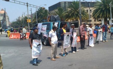 Padres de Ayotzinapa realizan bloqueo en Reforma, a la altura de Bucareli 