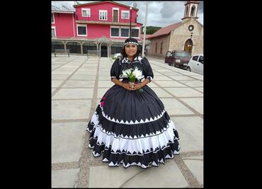 Quinceañera celebra con vestido inspirado en su cultura rarámuri y se vuelve viral