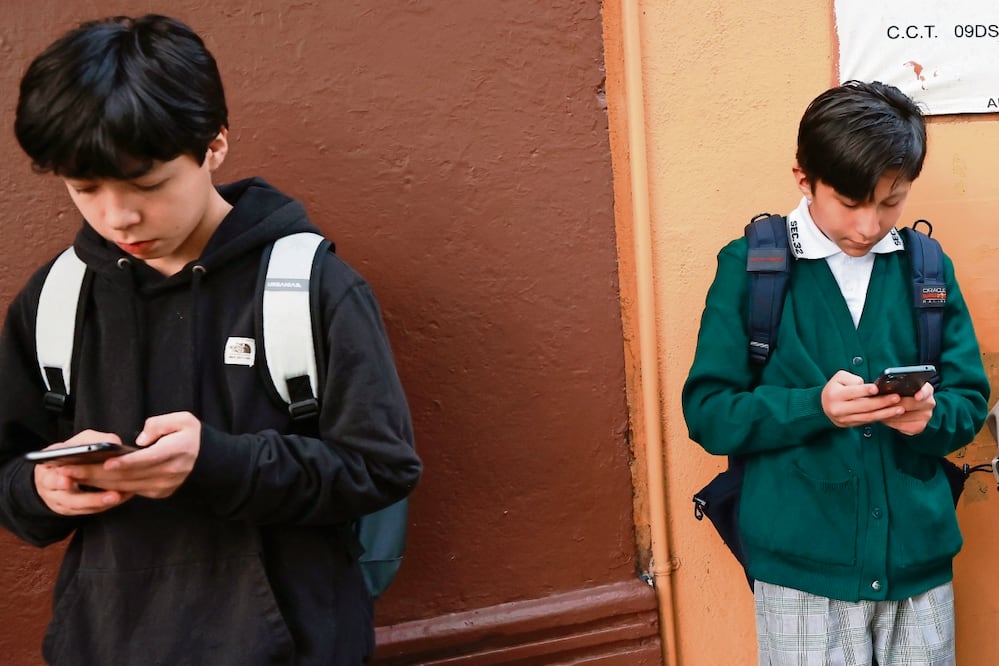 Uso de celulares en las escuelas. Foto: Archivo / EFE
