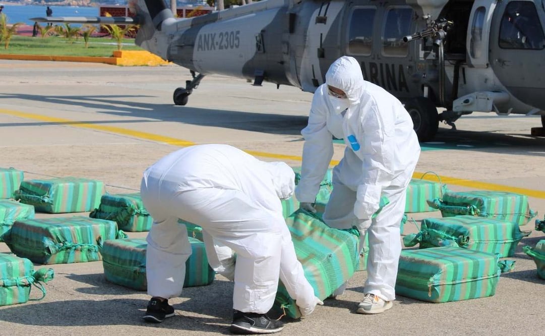 Elementos de la Secretaría de Marina (Semar) aseguraron casi dos toneladas de cocaína en Zihuatanejo, Guerrero, y arrestaron a dos personas. Foto: Especial