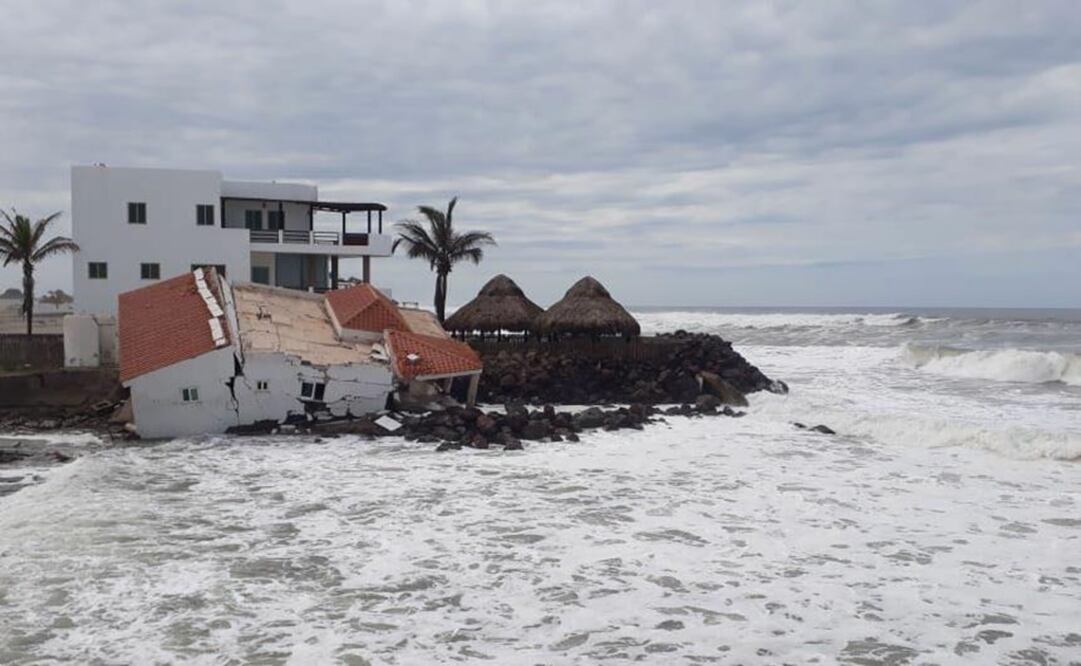 El alto oleaje ocasionado por “Bud” provocó el derrumbe de una casa de madera en El Nuevo Altata (Foto: Cortesía)