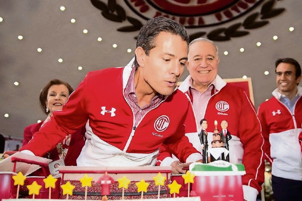 El presidente Enrique Peña Nieto partió un pastel de cumpleaños en las instalaciones del Deportivo Toluca, donde realizó un recorrido (FOTO TOMADA DE FACEBOOK)