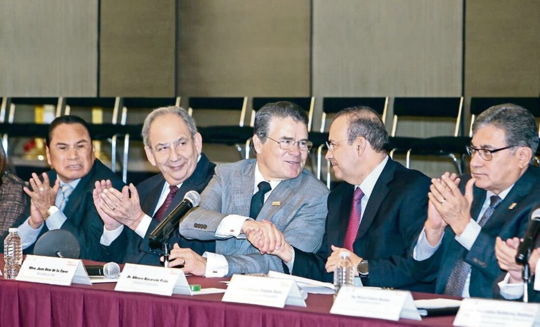 La reunión entre el secretario de Gobernación, Alfonso Navarrete (cuarto de izq. a der.), y el presidente del SNTE, Juan Díaz de la Torre, en el Salón Revolución (CORTESÍA)