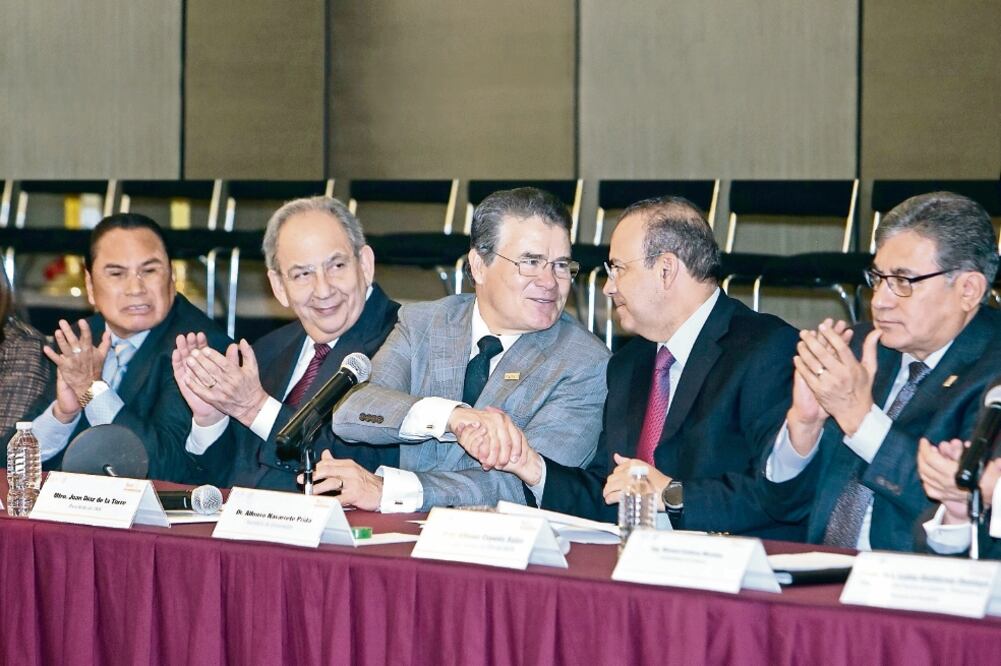 La reunión entre el secretario de Gobernación, Alfonso Navarrete (cuarto de izq. a der.), y el presidente del SNTE, Juan Díaz de la Torre, en el Salón Revolución (CORTESÍA)
