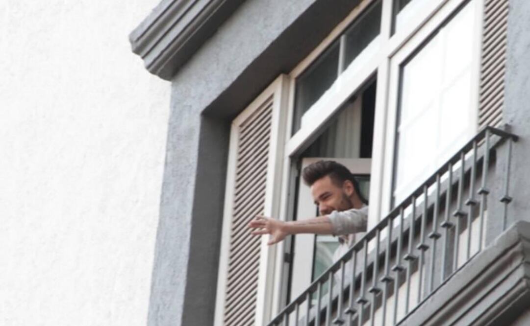 Liam Payne saludó a las decenas de fanáticos que exacerbaron su ímpetu al ver a sus ídolos asomarse. (FOTO: Juan Boites / EL UNIVERSAL)