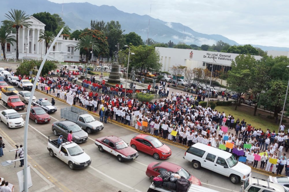 Transportistas y comerciantes bloquearon la avenida Juárez y protestaron frente a la casa de gobierno para demandar el libre tránsito en carreteras, la presencia del secretario de Gobernación y una mesa de trabajo, entre otras peticiones (EDWIN HERNÁNDEZ)