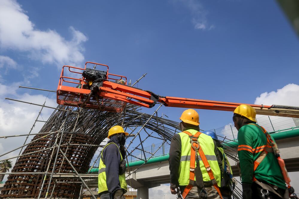 Las varillas de acero se doblaron al construir una columna de lo que será el nuevo  Trolebús Elevado Chalco- Santa Martha; ya se trabaja en las reparaciones. (Foto: Luis Camacho)