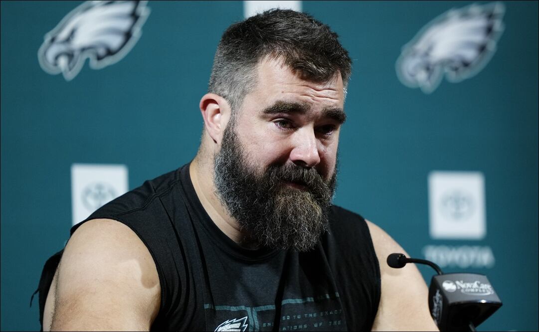 Jason Kelce lloró en repetidas ocasiones al anunciar su retiro de la NFL / Foto: AP