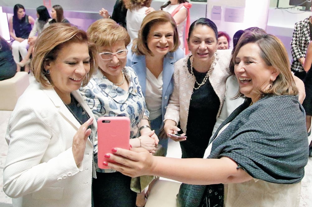 Isabel Miranda de Wallace, Margarita Luna Ramos, Arely Gómez, Patricia Bugarín y Xóchitl Gálvez, quien transmite en vivo por Periscope, lo que provoca risas de algunas que le dicen que en esta ocasión sí podía grabar (ALEJANDRA LEYVA. EL UNIVERSAL)