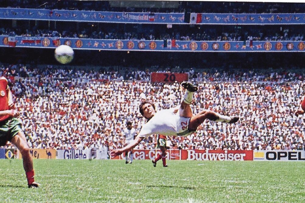 Manolo Negrete consiguió para México lo que muchos consideran el mejor gol del certamen de la FIFA (ARCHIVO. EL UNIVERSAL)