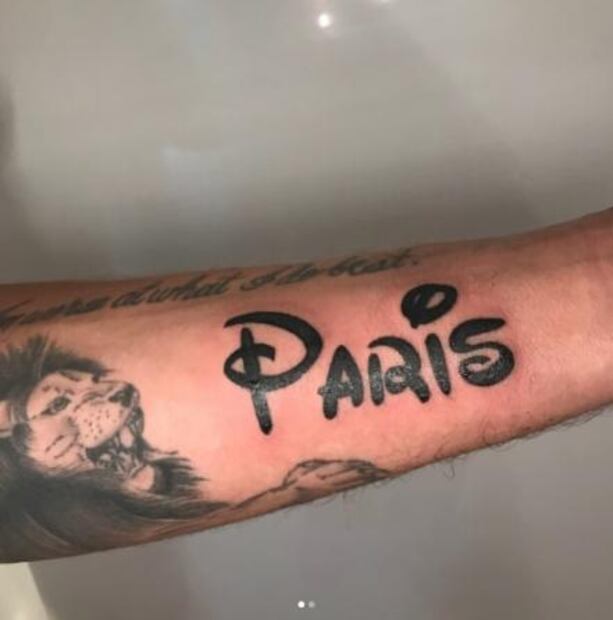 Paris Hilton presume el tatuaje que su novio se hizo por amor