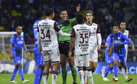 Árbitro explota con jugador del Cruz Azul: 'Bájale de hue...'