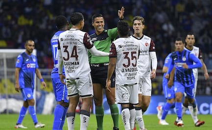 Árbitro explota con jugador del Cruz Azul: 'Bájale de hue...'