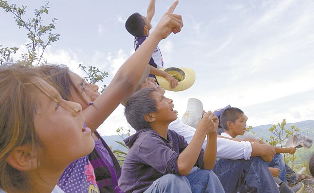 Se sigue a un maestro en una escuela multigrado de las montañas. Foto: CORTESÍA