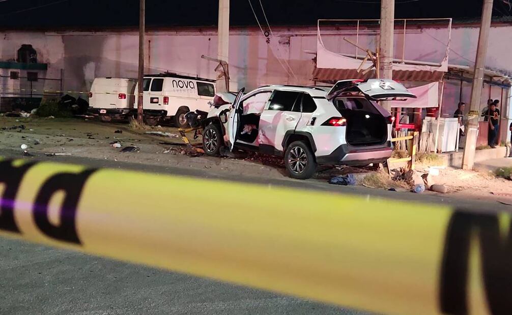 Accidente en Culiacán Sinaloa. Auto se impacta contra poste de luz / Foto: Cortesía