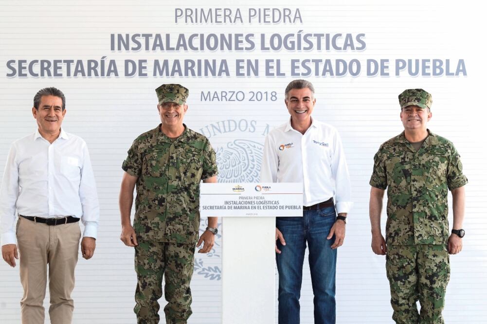 Autoridades de la Armada de México, junto con el gobernador José Antonio Gali Fayad (tercero de izq. a der.), al inaugurar los trabajos del complejo. (ESPECIAL)