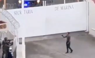 Marina somete a hombre fuera de zona naval en Puerto Vallarta; video lo muestra apuntando a marinos