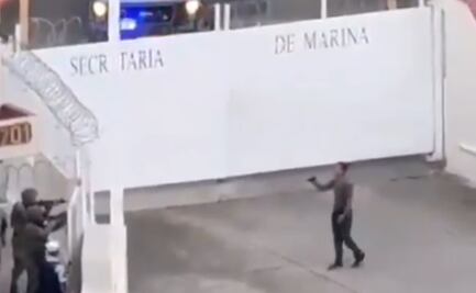 Marina somete a hombre fuera de zona naval en Puerto Vallarta; video lo muestra apuntando a marinos