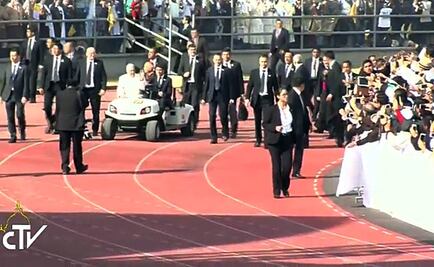 Papa llega al estadio Venustiano Carranza de Morelia