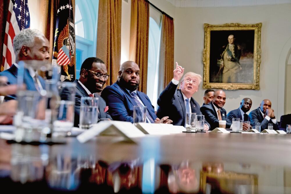 El presidente de Estados Unidos, Donald Trump ( centro), encabeza un encuentro con pastores de la ciudad de Washington DC, ayer en la Casa Blanca. (ANDREW HARNIK. AP)