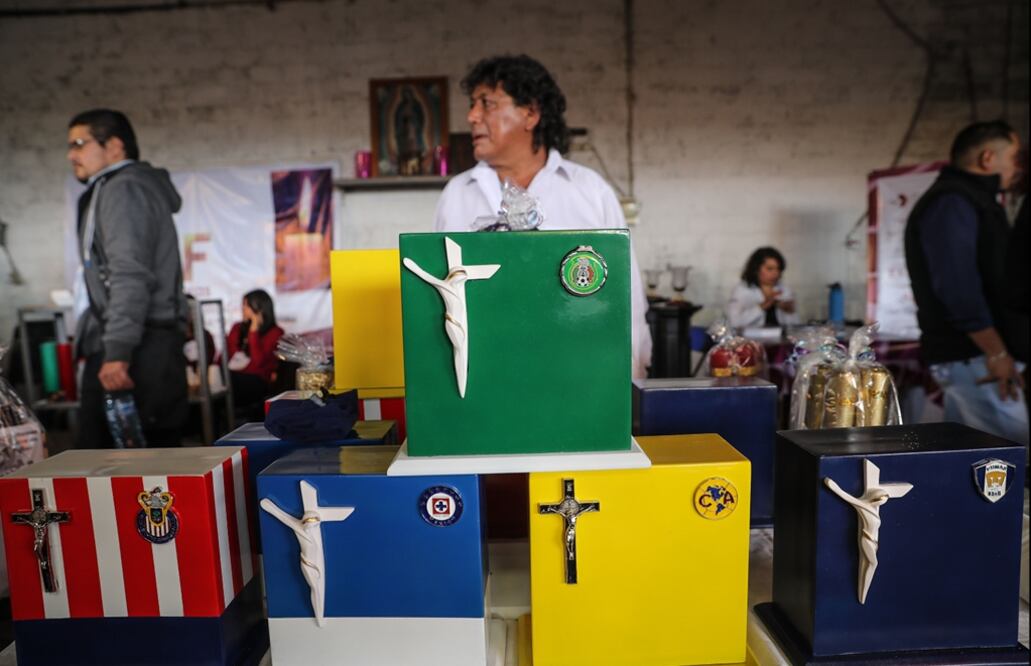 Urnas diseñadas con los colores y logotipos de los equipos de futbol. Foto: Juan Carlos Reyes/EL UNIVERSAL