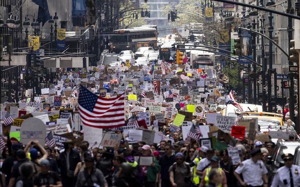 Autoritarismo, política antiinmigrante, defensa del medioambiente, ataque a las instituciones democráticas o independencia judicial, fueron las preocupaciones expresadas por los manifestantes en Nueva York. Foto: EFE