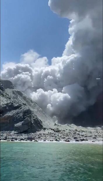 Las impactantes imágenes de la erupción del volcán de Nueva Zelanda