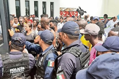 Migrantes bloquean estación migratoria, exigen atención 