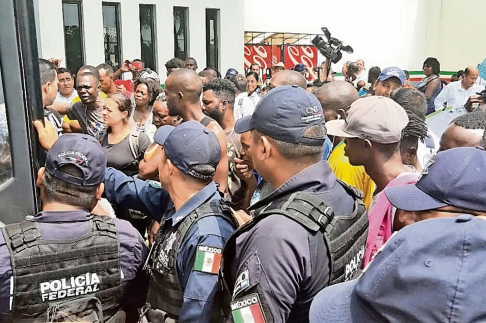 Migrantes de Asia, África y Haití mantienen cerrada la Estación Migratoria Siglo XXI, con la exigencia de que les den su documento de salida. Foto: MA. DE JESÚS PETERS. EL UNIVERSAL