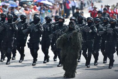 Previo al desfile en el Edomex dedican un minuto de silencio a las víctimas de Jilotzingo
