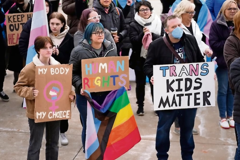 Protesta frente al Capitolio en Estados Unidos contra una ley que prohíbe la cirugía de afirmación de género para niños. Foto: AP