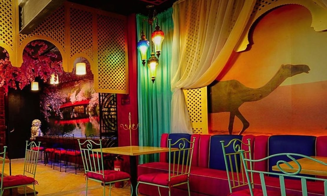 Yo te quiero enseñar este mundo espléndido. Ven, princesa, y deja a tu corazón soñar. Imagen: Instagram (@doncella.cafe)